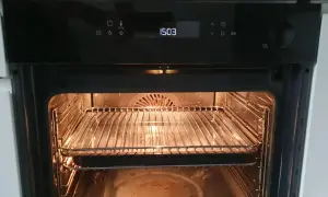 Jak wyczyścić piekarnik octem? Skuteczne metody na trudne plamy!