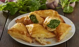 Szybki przepis na pierogi z ciasta francuskiego, które zachwycą smakiem