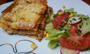 Jakie sałatki najlepiej pasują do lasagne? Smakowe połączenia, które zachwycą