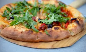 Przepis na pizzę na cienkim chrupiącym cieście, który zachwyci smakiem