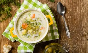 Ile kalorii ma zupa ogórkowa? Sprawdź, co wpływa na jej kaloryczność