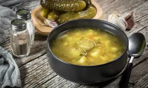 Jak ugotować zupę ogórkową – prosty przepis, który zachwyci każdego