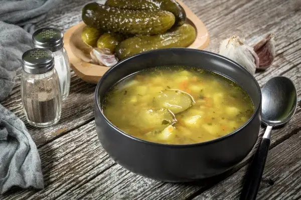 Jak ugotować zupę ogórkową – prosty przepis, który zachwyci każdego